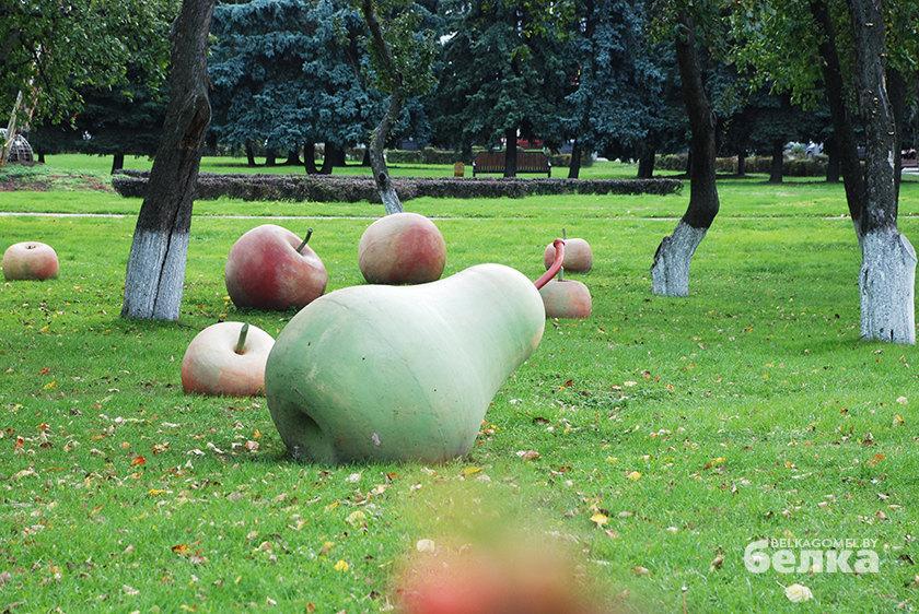 Земляные яблоки пересказ. Гомель статуи яблок. Скульптура яблоко. Яблоко скульптура для сада. Малые архитектурные формы яблоко.