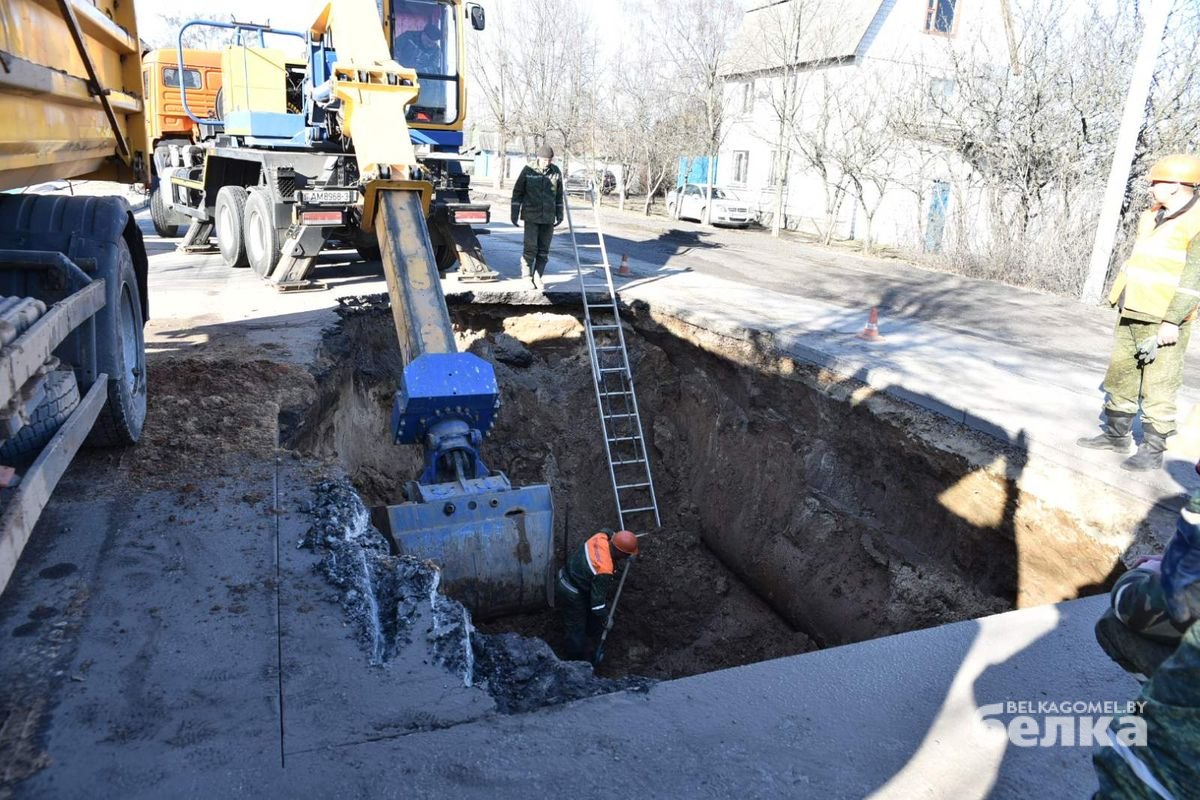 В Гомеле вода вылилась на проезжую часть. Что это было?