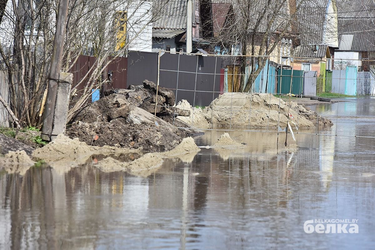 Порыв водопровода в Монастырьке Гомеля еще не устранен