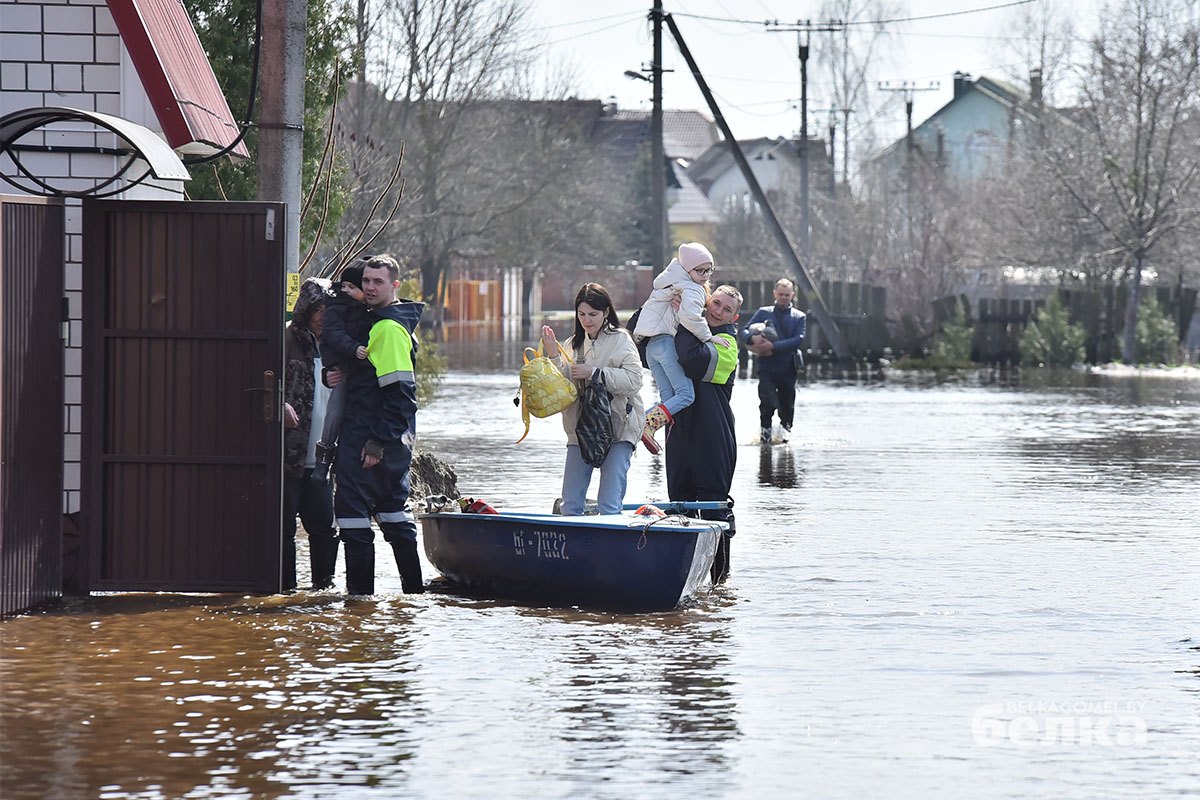 В Монастырьке Гомеля водное такси за день делает до сотни рейсов