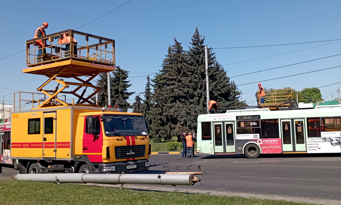 В Гомеле на проезжую часть упала электрическая опора