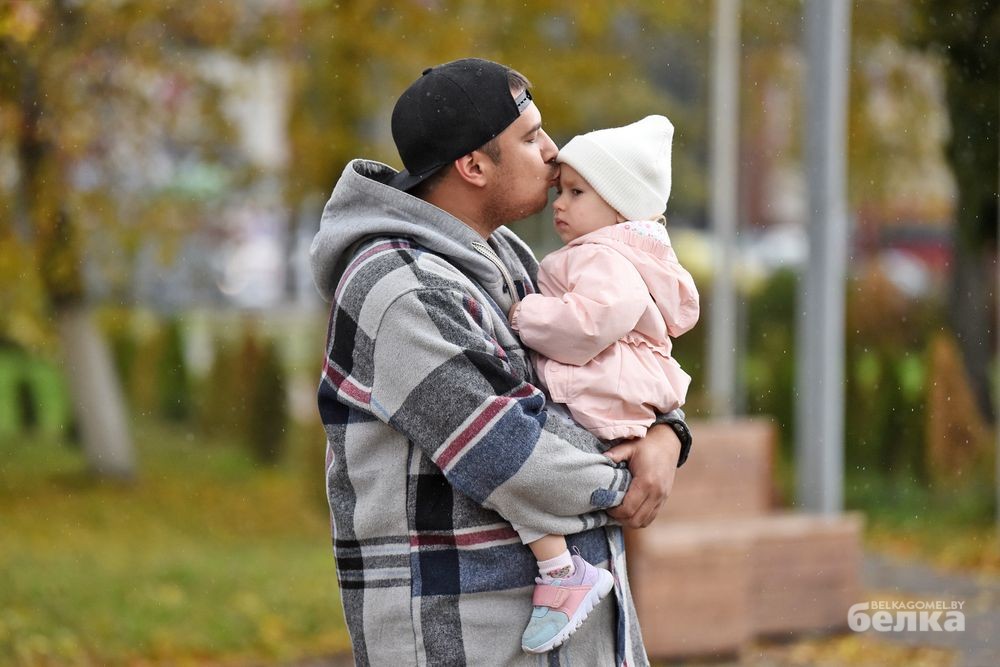 Папа из гомеля с дочерью на руках
