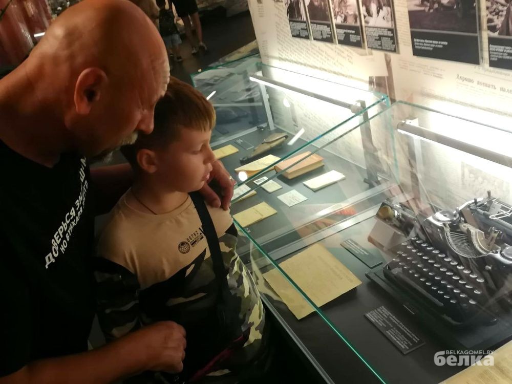 папа с сыном в музее