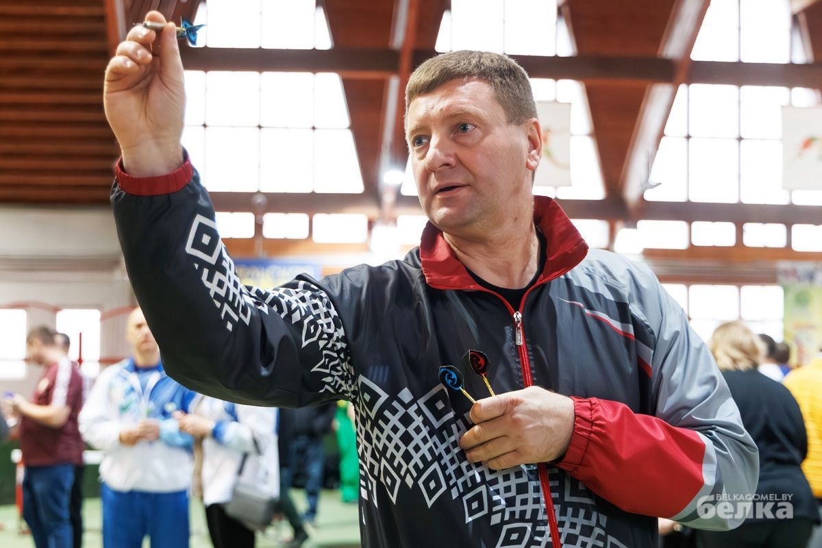 мужчина играет в дартс